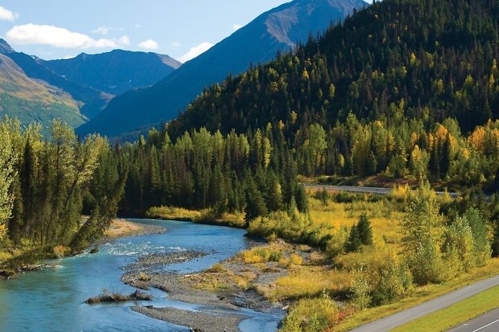 3-Hour Tour and Transfer from Anchorage Airport by Motorcoach to Whittier Cruise Port