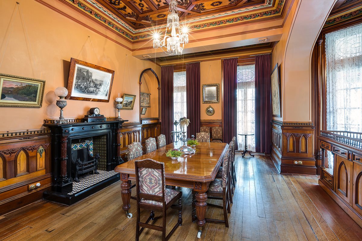Dunedin Highlights and Larnach Castle Tour