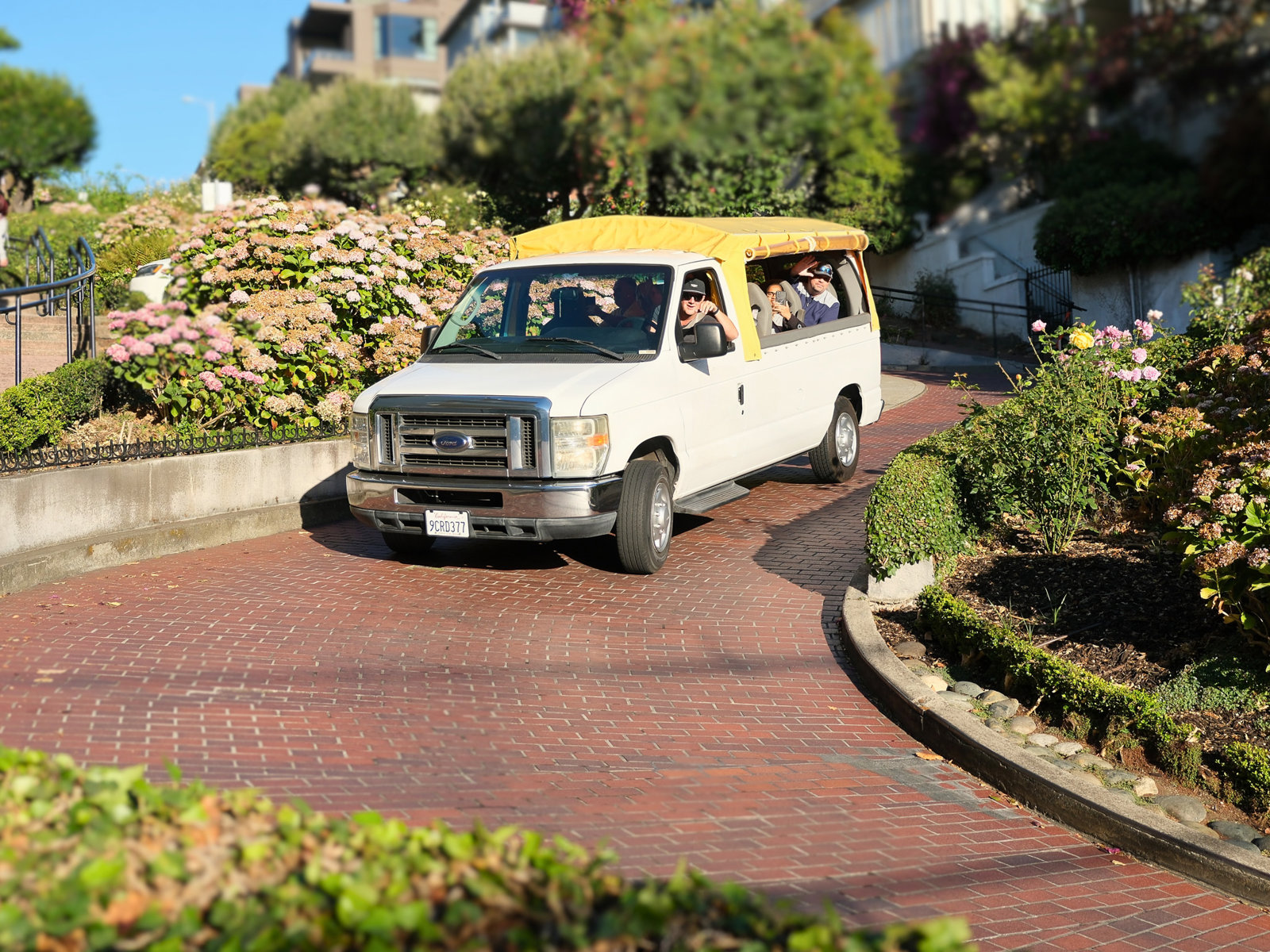 The Lombard Leap: A Thrilling Open-Air Ride Through San Francisco’s Iconic Streets