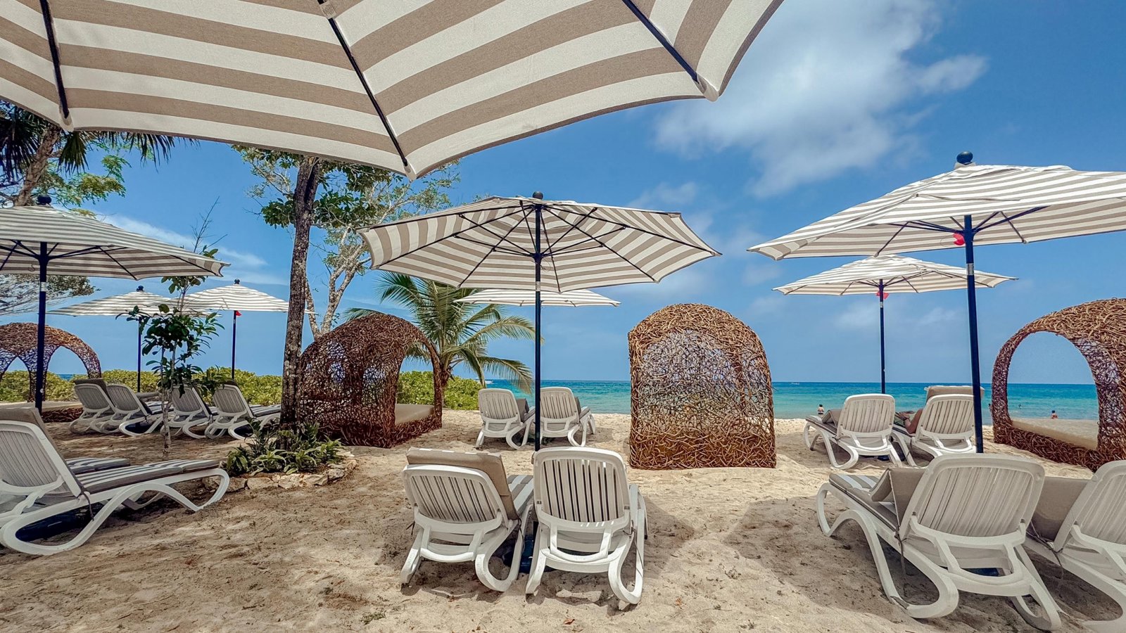 Grand Beach Isla Mia - with Lunch and Drinks