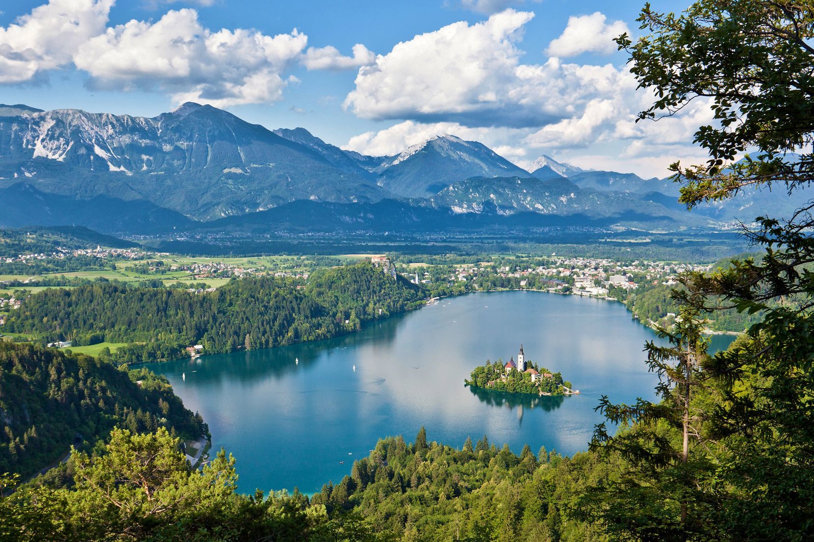 Private Castles, Lakes and Old Towns: Ljubljana and Bled Adventure
