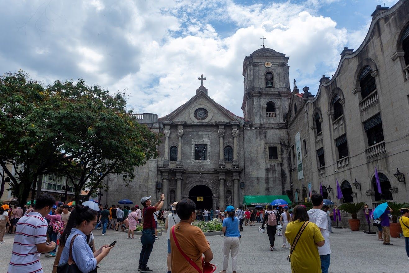 Private Manila Past and Present: A Guided Journey Through Philippine History