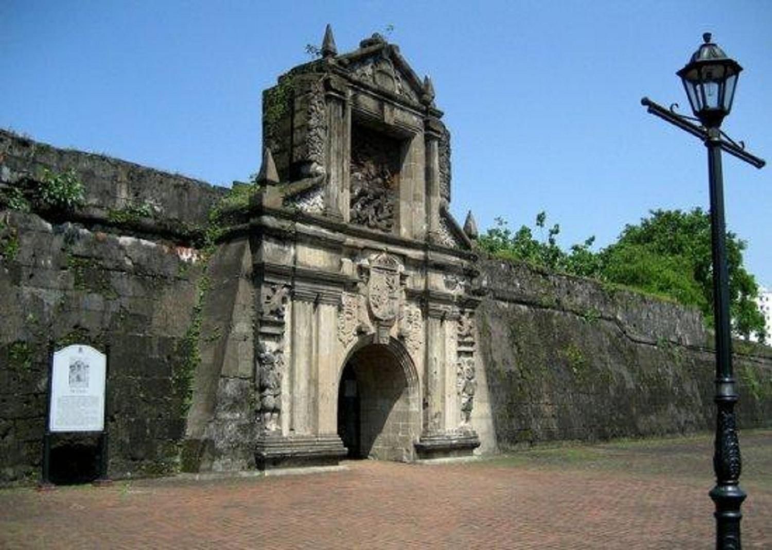 Private Manila Past and Present: A Guided Journey Through Philippine History