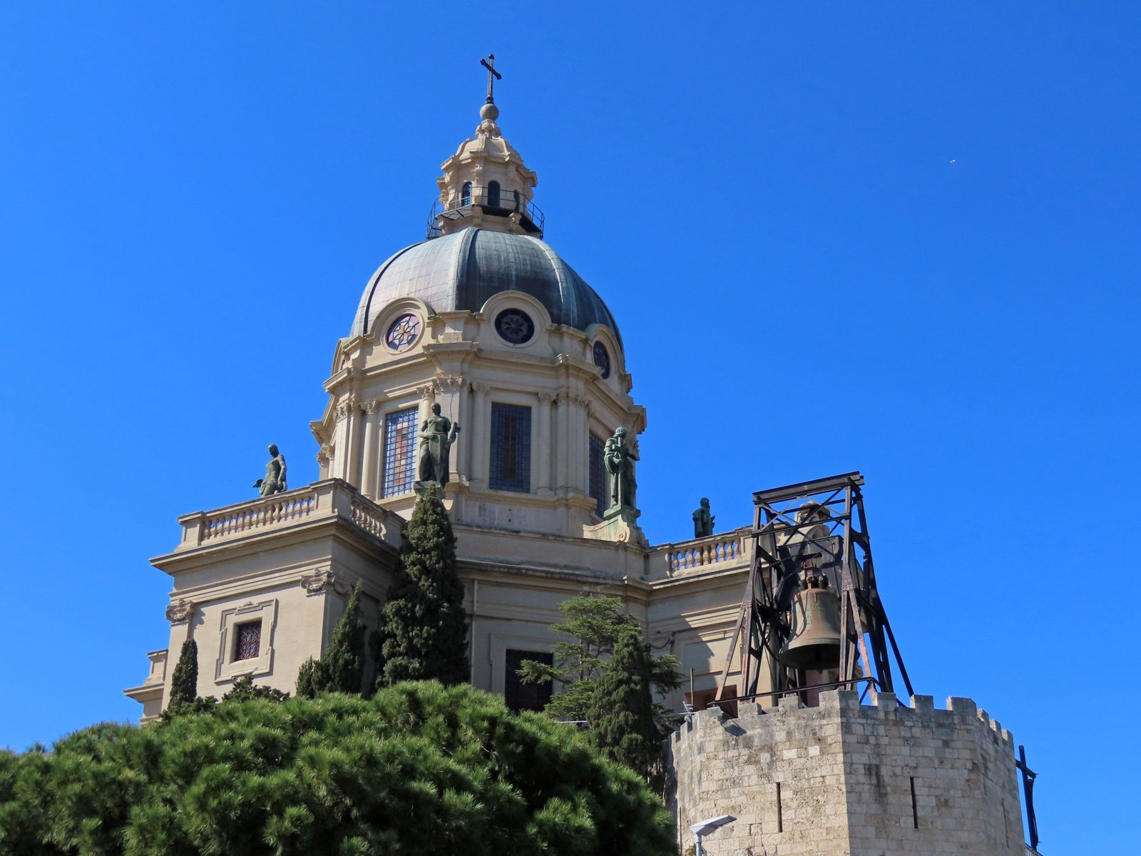 Picture-Perfect Messina: A Panoramic Walking Tour from the Port