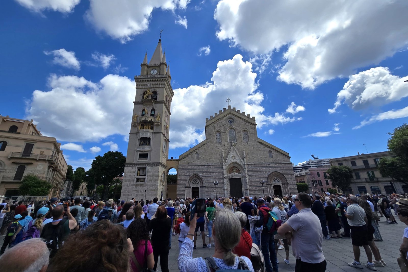 Messina Historic Center and Sicilian Winery Experience with Panoramic Strait Views