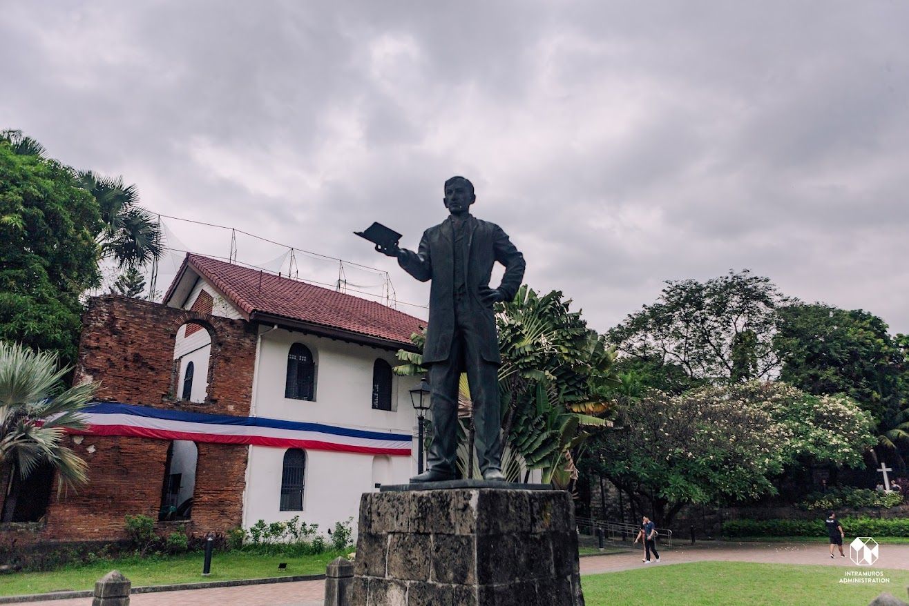 Private Manila Past and Present: A Guided Journey Through Philippine History